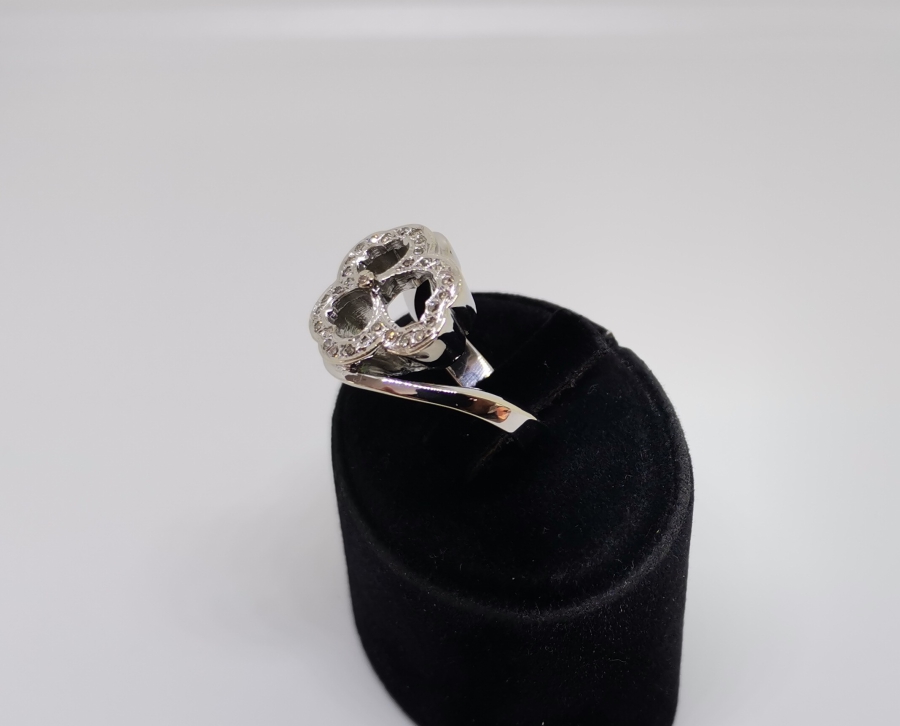 3 YAPRAKLI YONCA FORMUNDA YAPILMIŞ PIRLANTA YÜZÜK