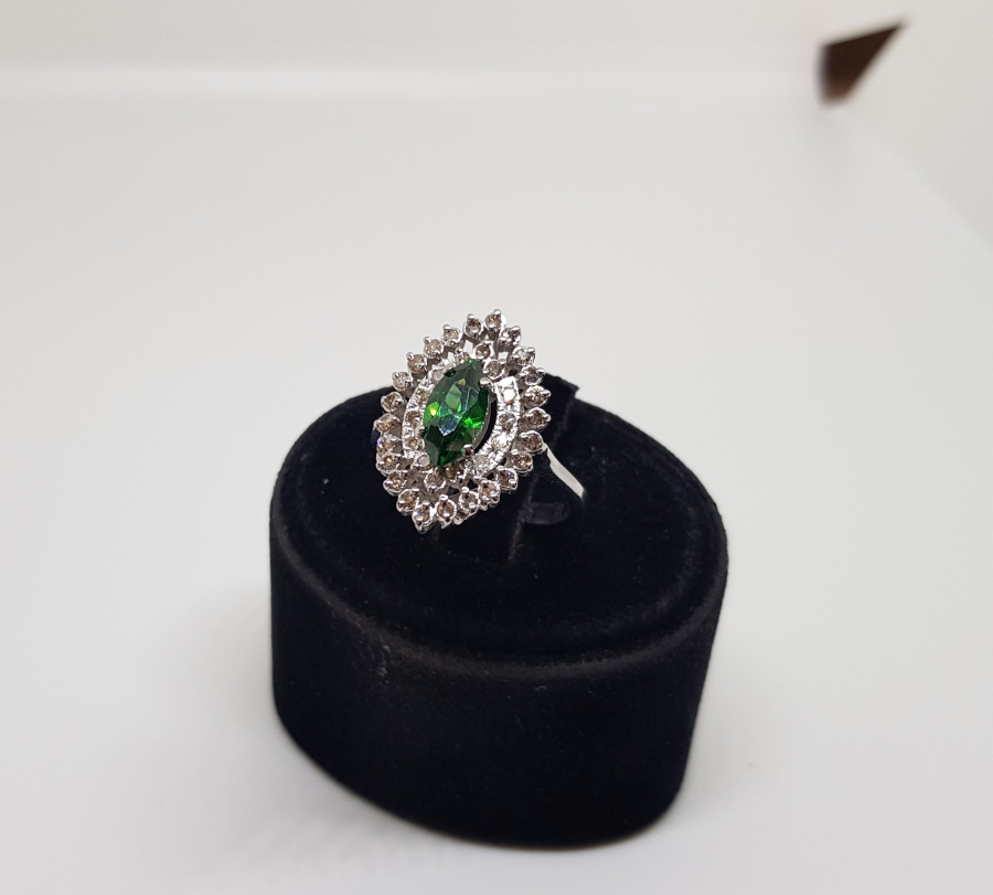 ZÜMRÜT VE PIRLANTA TAŞLI MEKİK MODELİ YÜZÜK