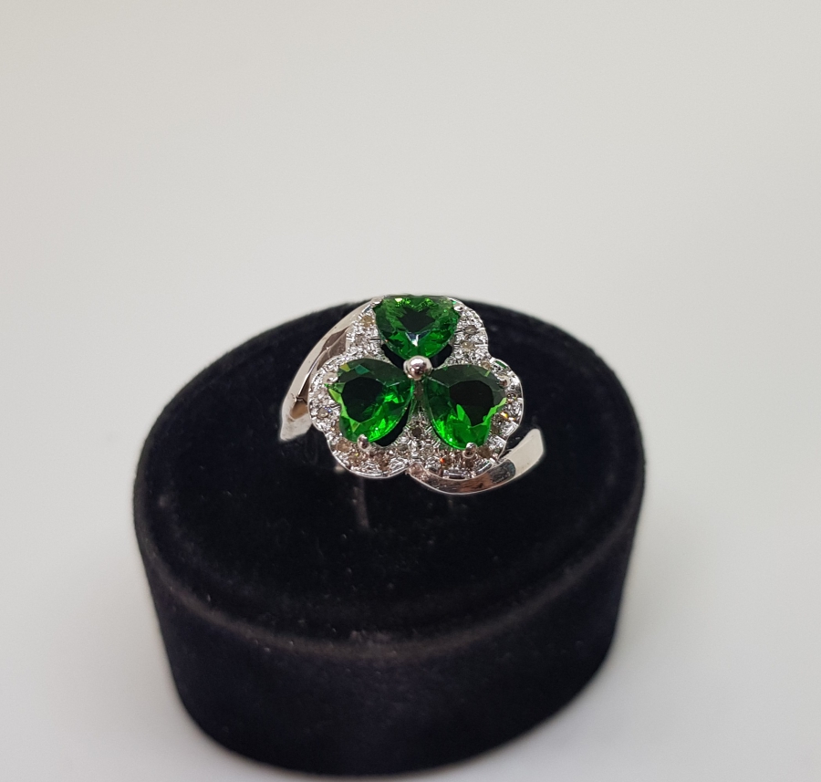 ZÜMRÜT VE PIRLANTA TAŞLI GONCA MODEL YÜZÜK