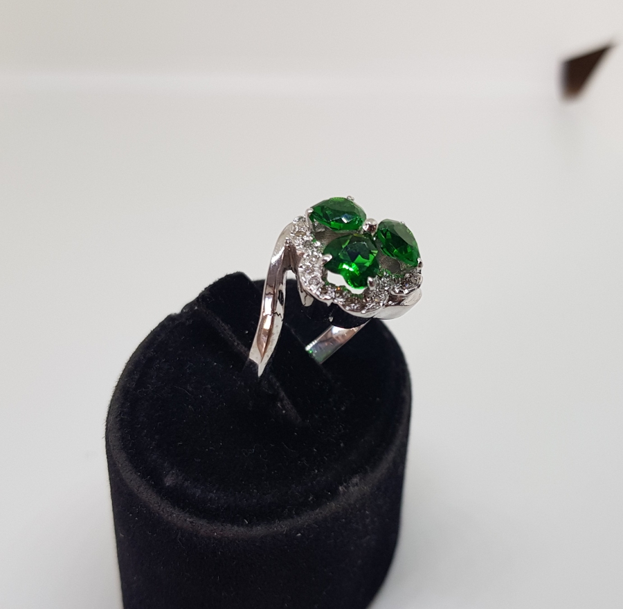 ZÜMRÜT VE PIRLANTA TAŞLI GONCA MODEL YÜZÜK