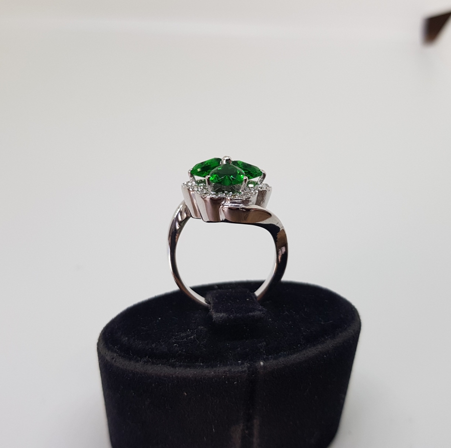 ZÜMRÜT VE PIRLANTA TAŞLI GONCA MODEL YÜZÜK