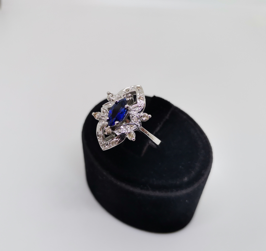 SAFİR VE PIRLANTA TAŞLI MEKİK MODEL YÜZÜK