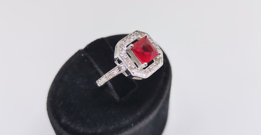 YAKUT VE PILANTA TAŞLI TAM BAGET MODELİ YÜZÜK