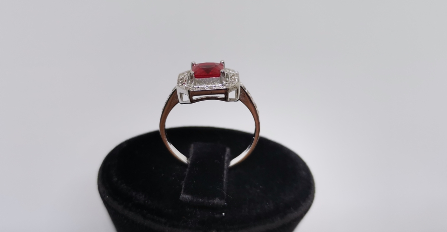 YAKUT VE PILANTA TAŞLI TAM BAGET MODELİ YÜZÜK