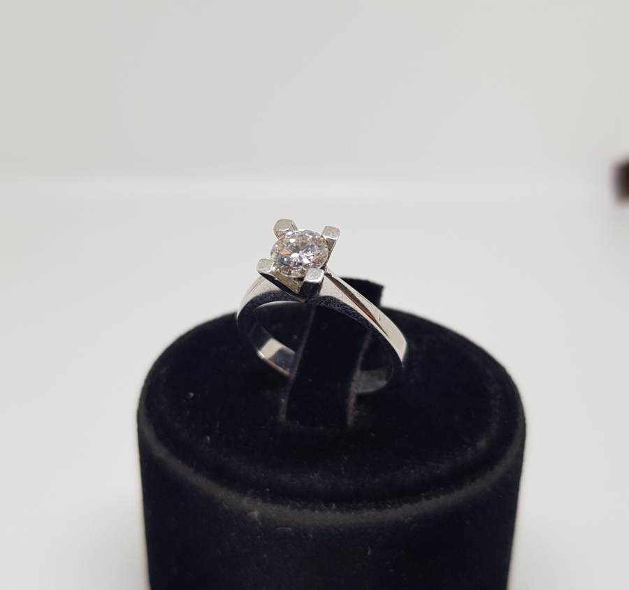 TEK TAŞLI PIRLANTA YÜZÜK