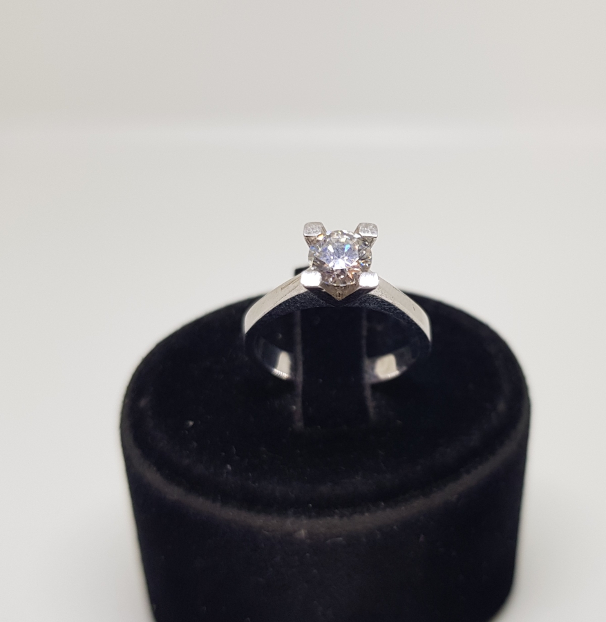 TEK TAŞLI PIRLANTA YÜZÜK