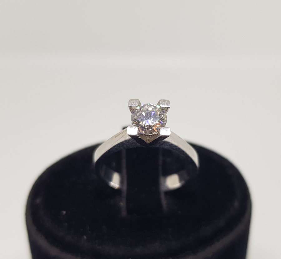 TEK TAŞLI PIRLANTA YÜZÜK