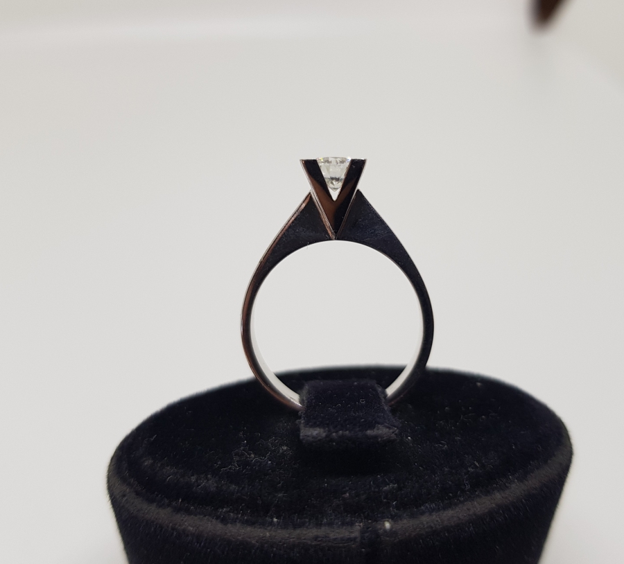 TEK TAŞLI PIRLANTA YÜZÜK