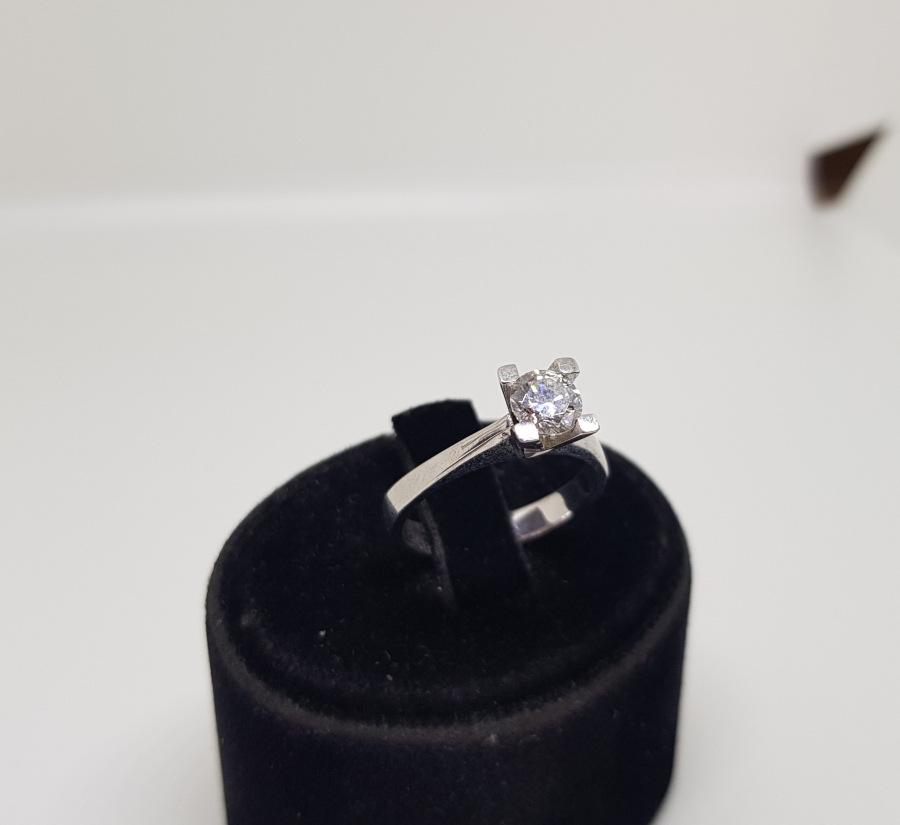 TEK TAŞLI PIRLANTA YÜZÜK