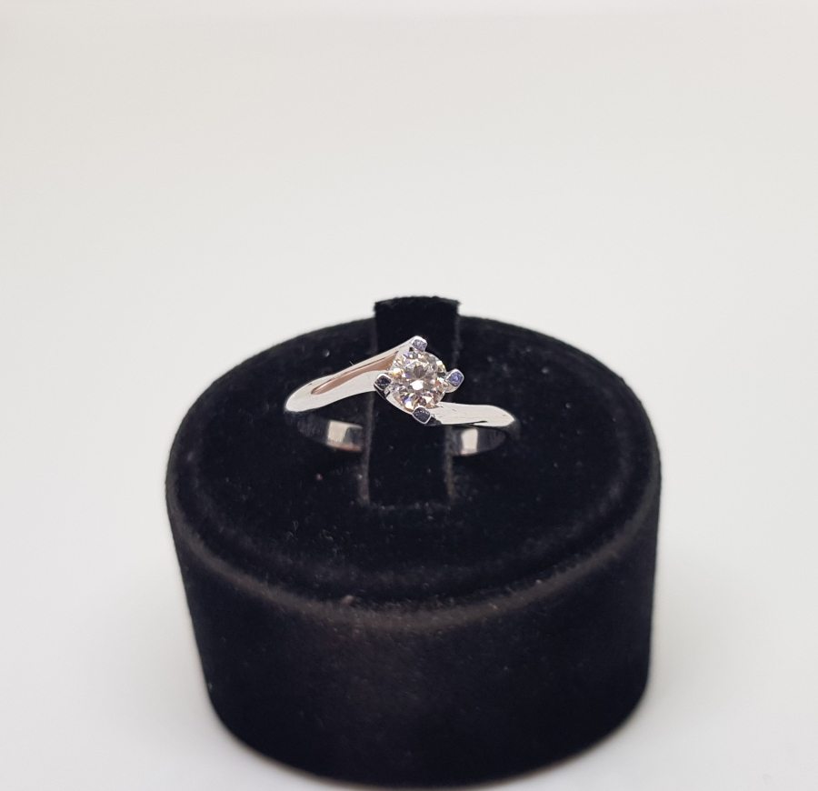 TEKTAŞ MODEL PIRLANTA TAŞLI YÜZÜK