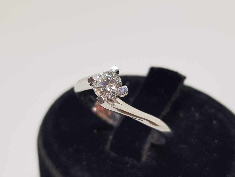 TEKTAŞ MODEL PIRLANTA TAŞLI YÜZÜK