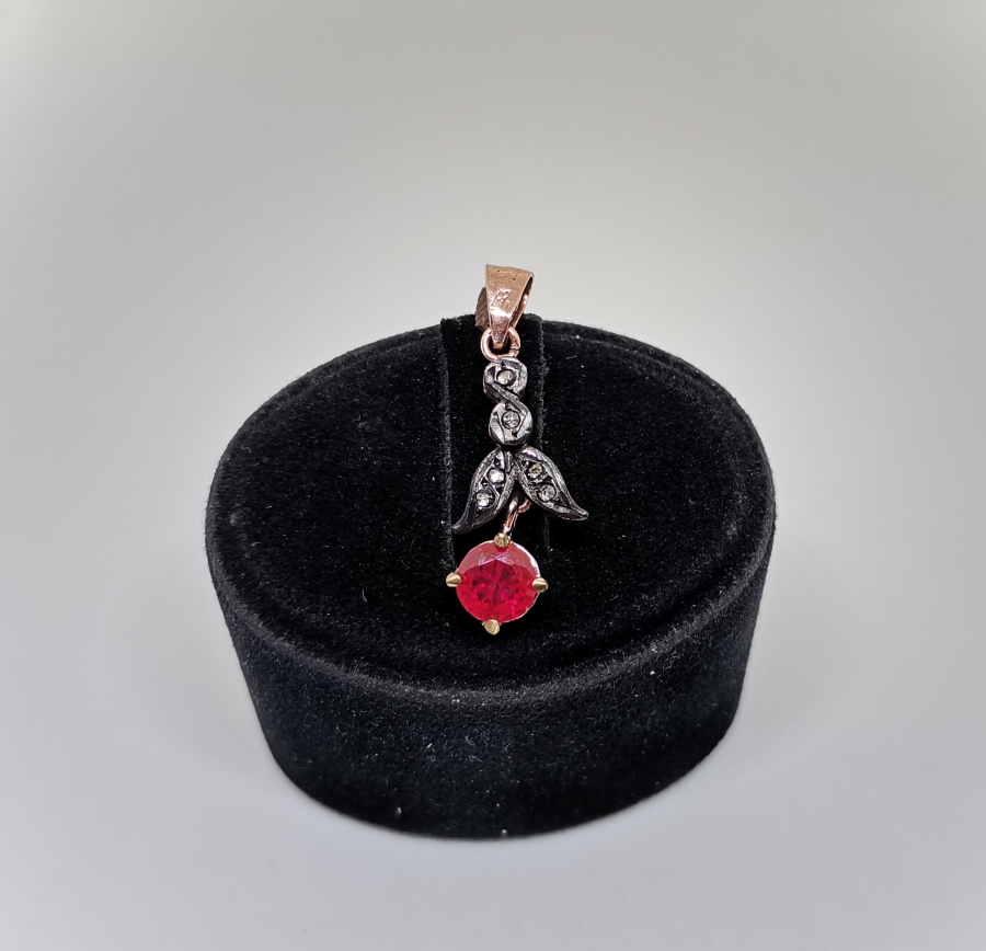 GARNET VE ELMAS TAŞLARLA SÜSLÜ KOLYE UCU