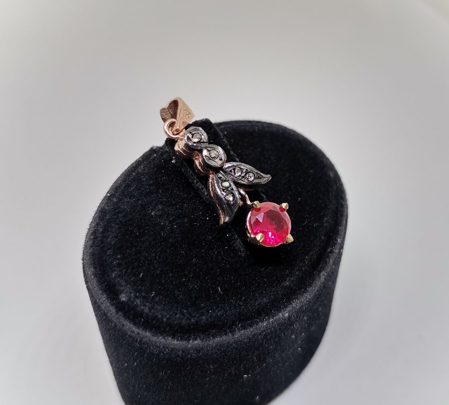 GARNET VE ELMAS TAŞLARLA SÜSLÜ KOLYE UCU