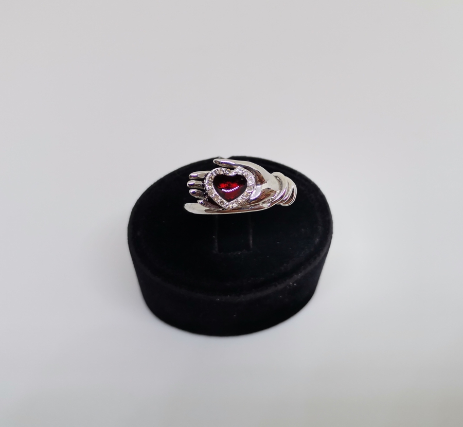 HANIMELİ MODELİ PIRLANTA VE YAKUT TAŞLI YÜZÜK