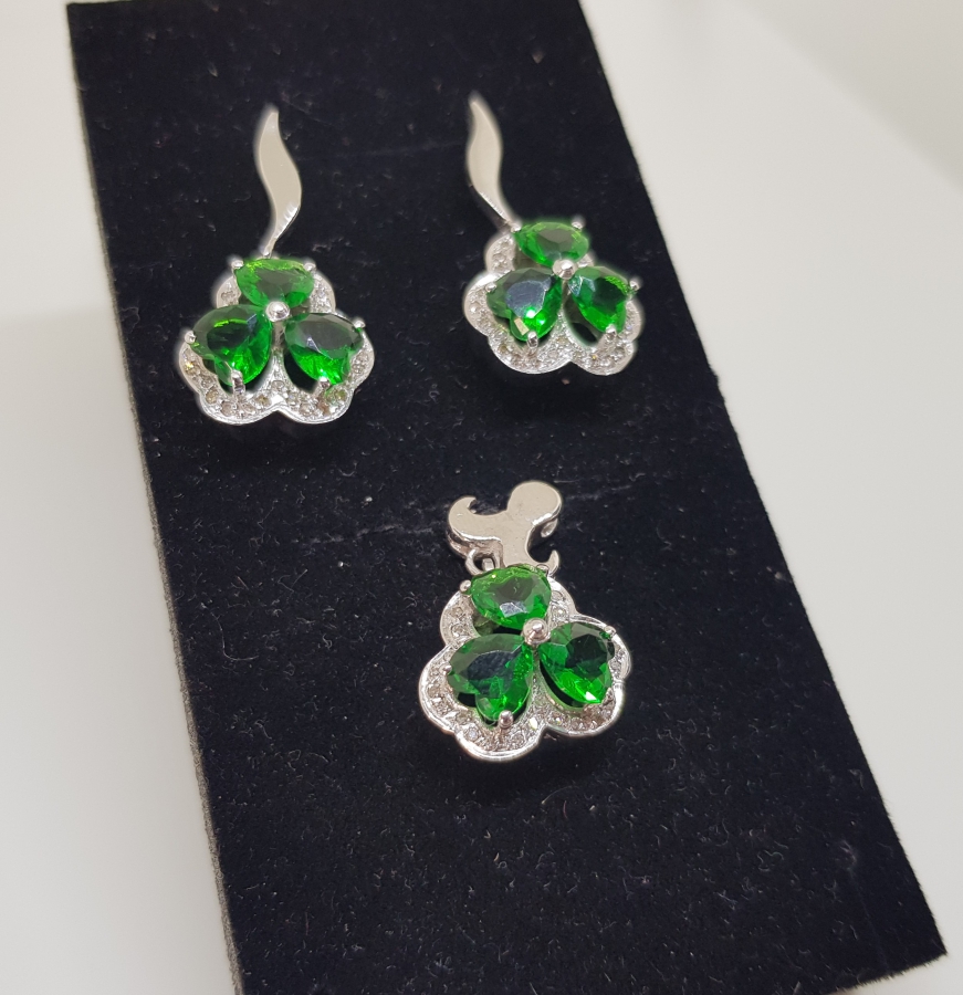 YONCA MODEL ZÜMRÜT VE PIRLANTA TAŞLI KOLYE KÜPE TAKIMI