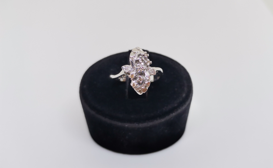 DALGALI MEKİK MODEL PIRLANTA TAŞLI YÜZÜK