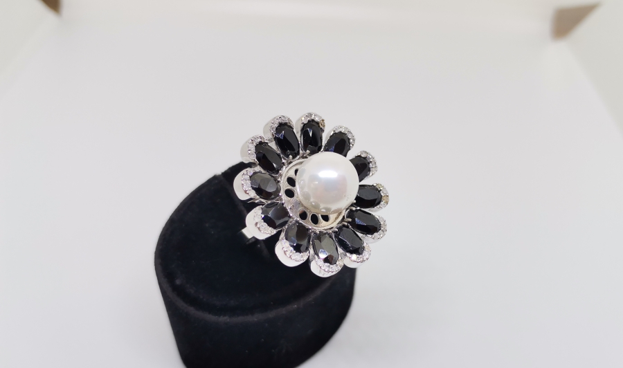 PIRLANTA GARNET VE İNCİLERLE SÜSLÜ YÜZÜK