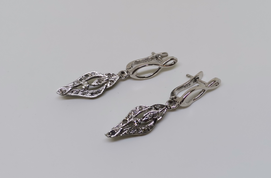 ÜST KISMI SONSUZLUK MODELLİ MEKİK FORMLU PIRLANTA KÜPE