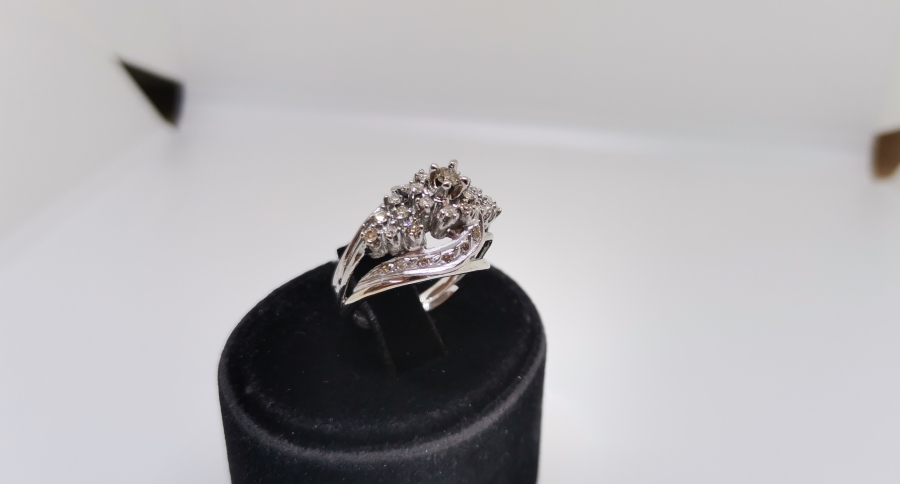 PIRLANTA TAŞLI YAN MEKİK MODELİ YÜZÜK