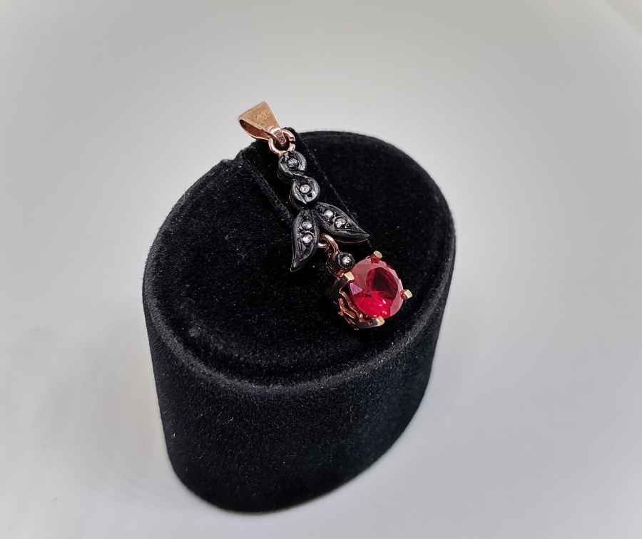 GARNET VE ELMAS TAŞLI DALLI KOLYE UCU
