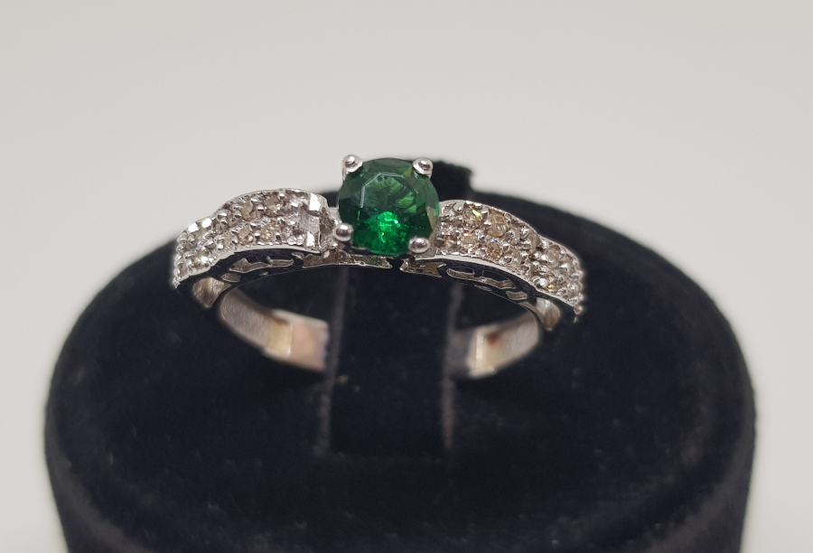 ZÜMRÜT VE PIRLANTA TAŞLI TEK TAŞ MODELLİ YÜZÜK