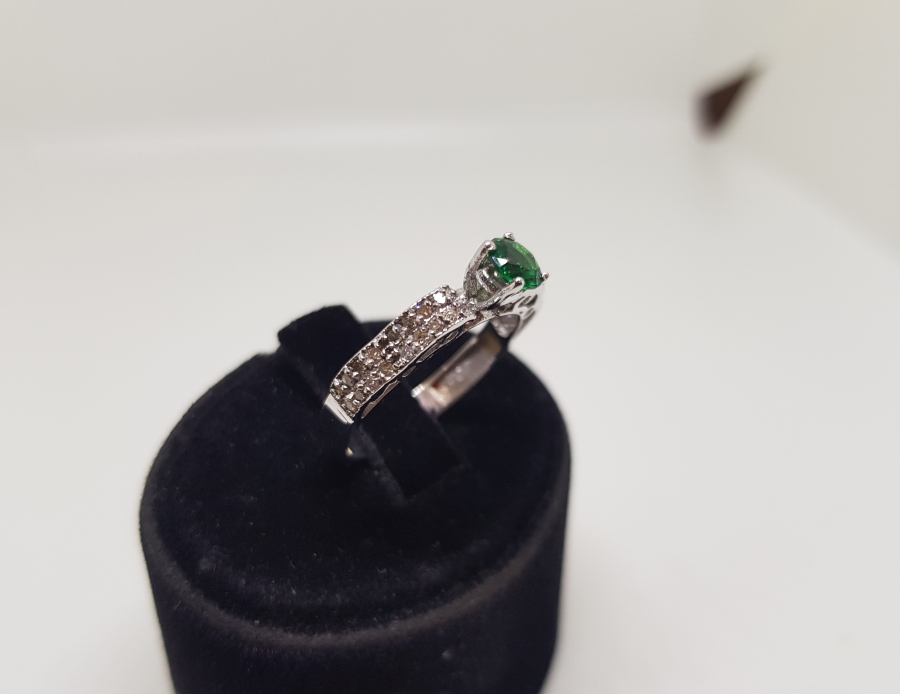 ZÜMRÜT VE PIRLANTA TAŞLI TEK TAŞ MODELLİ YÜZÜK