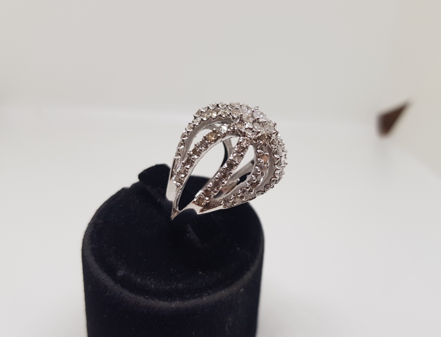 KRALİYET TACI FORMUNDA YAPILMIŞ PIRLANTA TAŞLI YÜZÜK