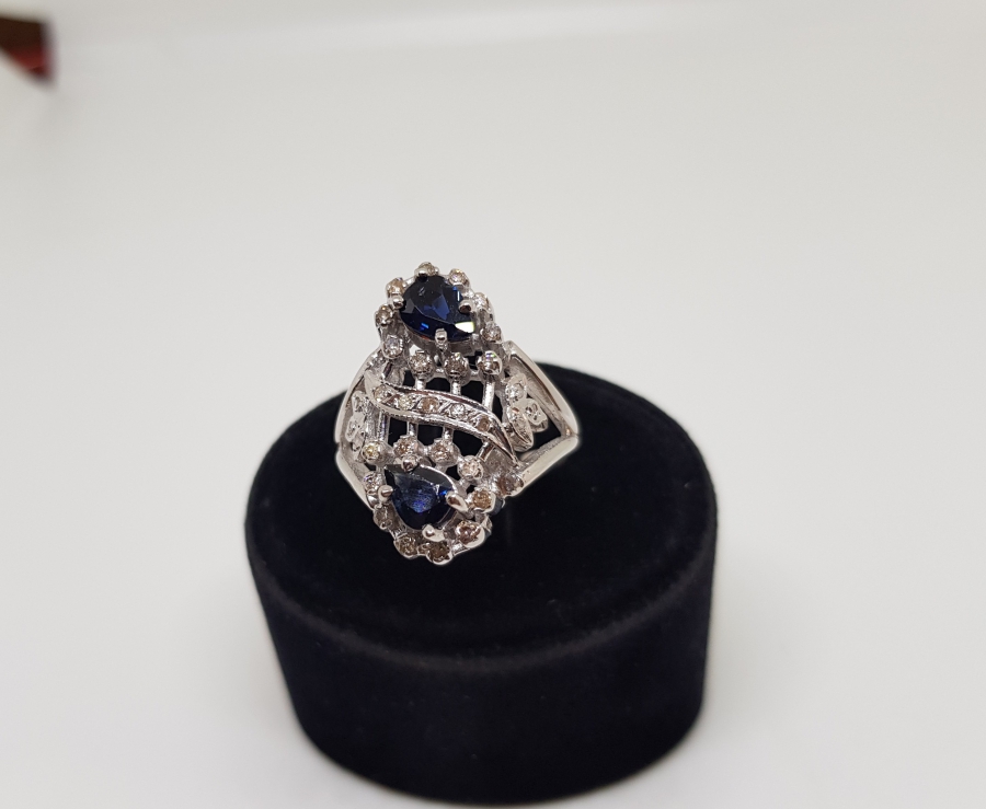 SAFİR VE PIRLANTA TAŞLI SİMETRİK MODEL YÜZÜK