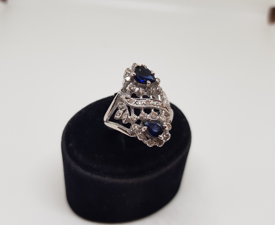 SAFİR VE PIRLANTA TAŞLI SİMETRİK MODEL YÜZÜK