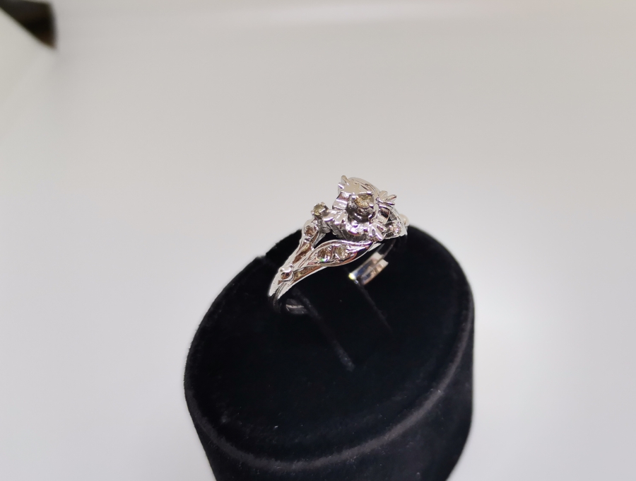 DİK KARE MODEL PIRLANTA YÜZÜK