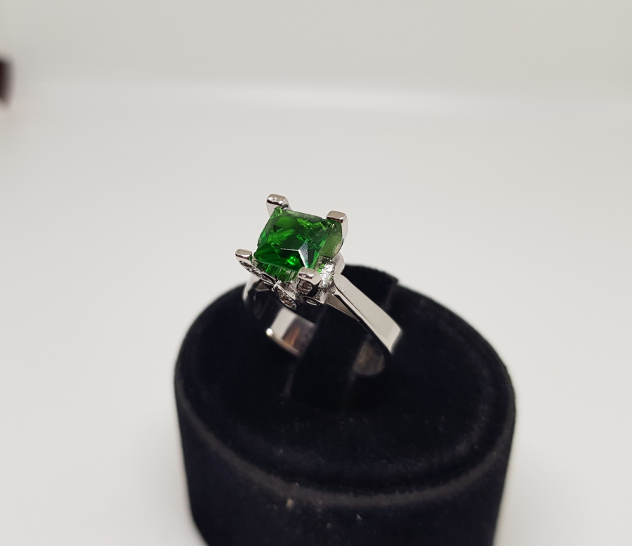 PIRLANTA VE ZÜMRÜT TAŞLI KARE ELMAS MODELİ YÜZÜK