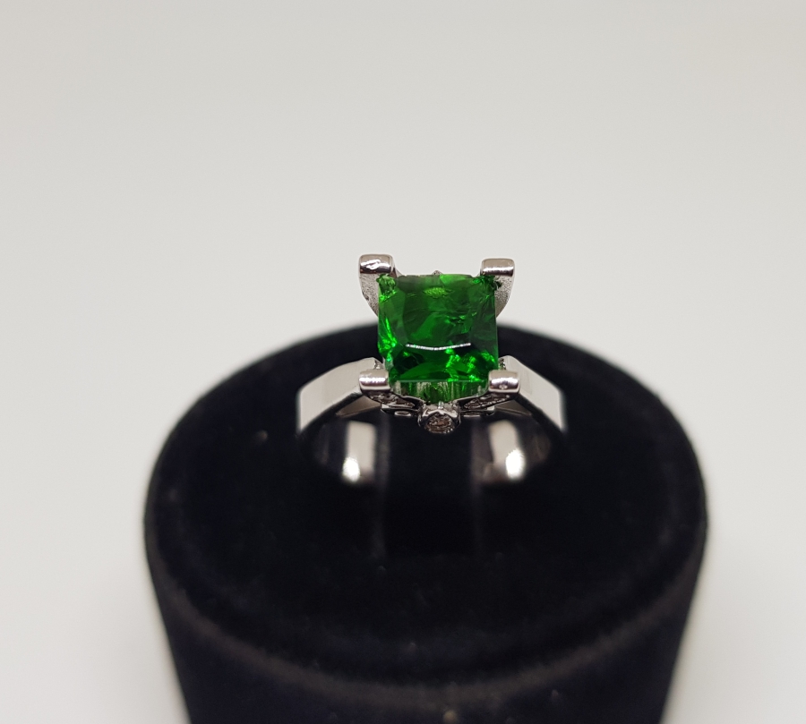 PIRLANTA VE ZÜMRÜT TAŞLI KARE ELMAS MODELİ YÜZÜK