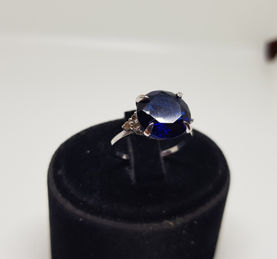 PIRLANTA VE SAFİR TAŞLI YUVARLAK ELMAS MODELİ YÜZÜK