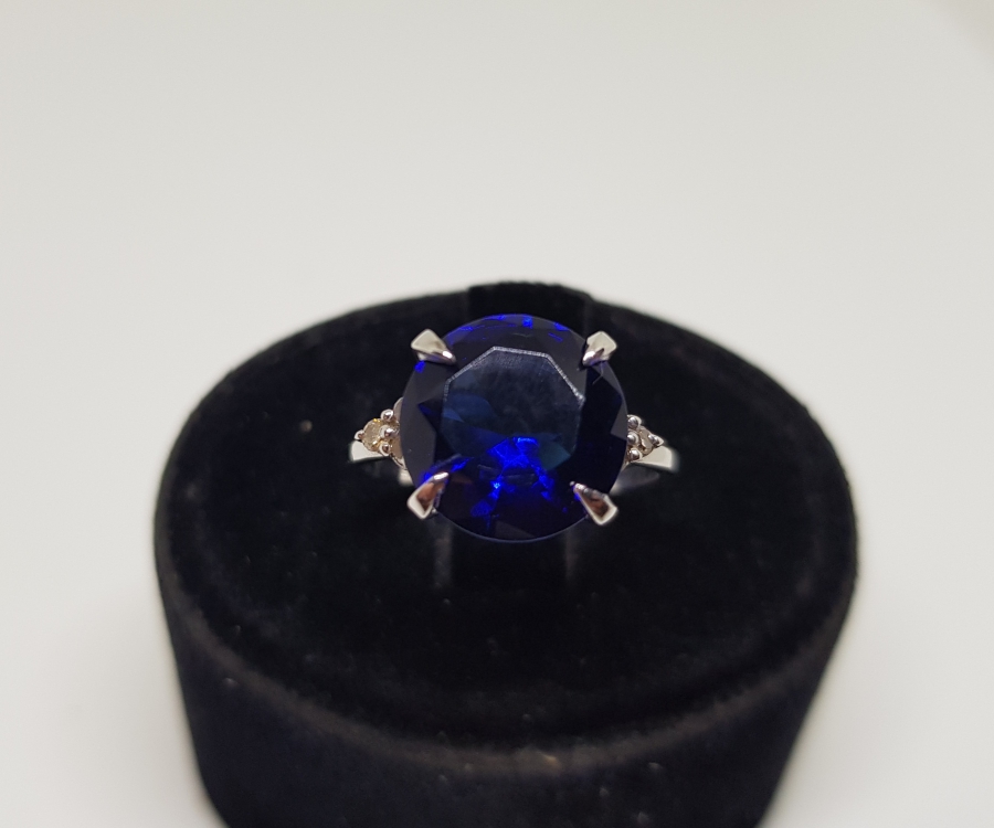 PIRLANTA VE SAFİR TAŞLI YUVARLAK ELMAS MODELİ YÜZÜK