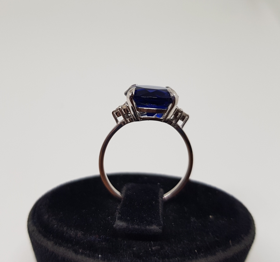 PIRLANTA VE SAFİR TAŞLI YUVARLAK ELMAS MODELİ YÜZÜK