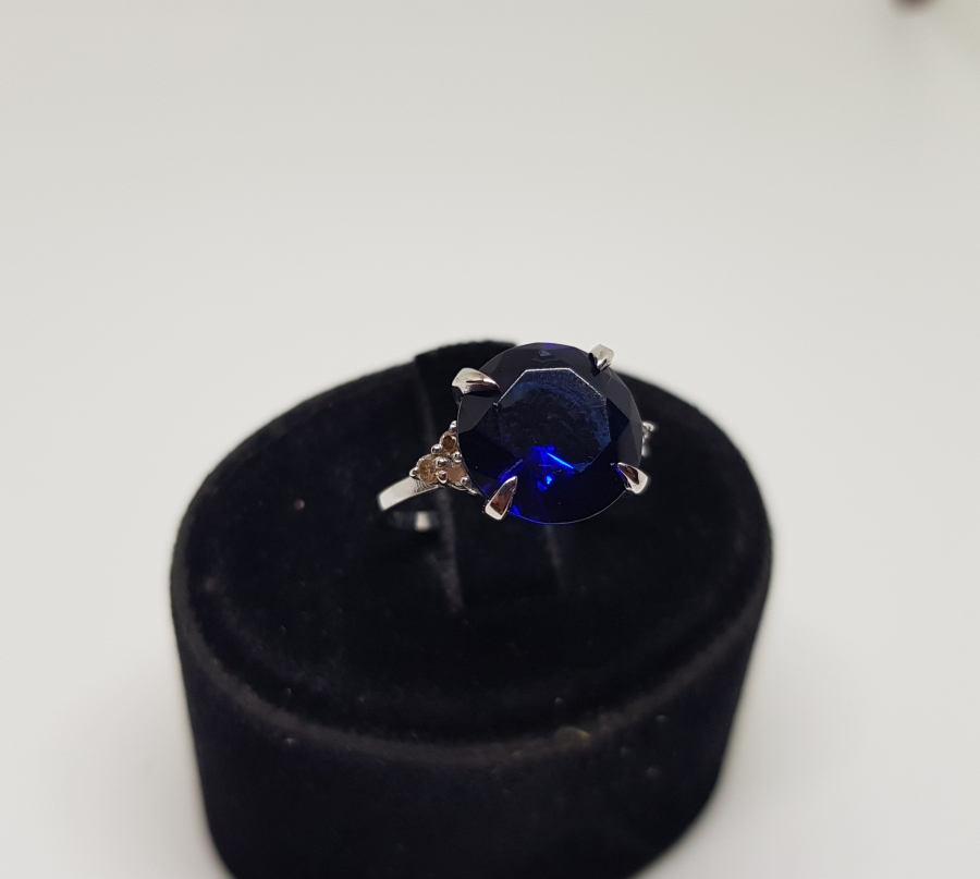 PIRLANTA VE SAFİR TAŞLI YUVARLAK ELMAS MODELİ YÜZÜK