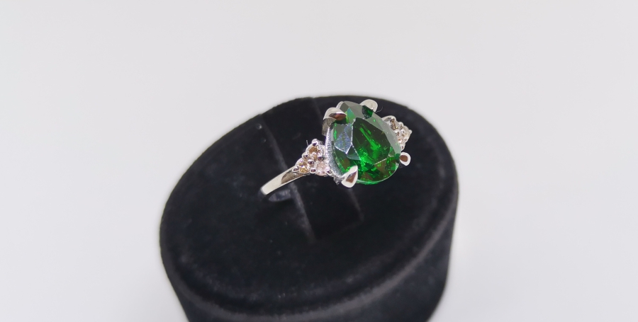 ZÜMRÜT VE PIRLANTA TAŞLI DAMLA MODEL YÜZÜK