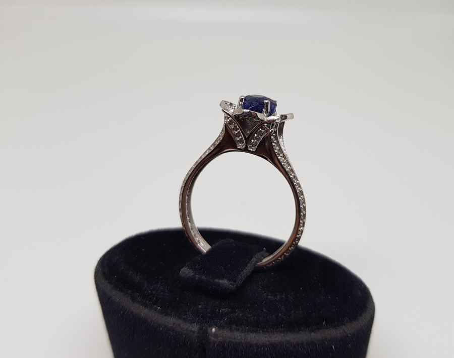 DÖRT YAPRAKLI YONCA MODEL PIRLANTA VE HAS SAFİR TAŞLI YÜZÜK