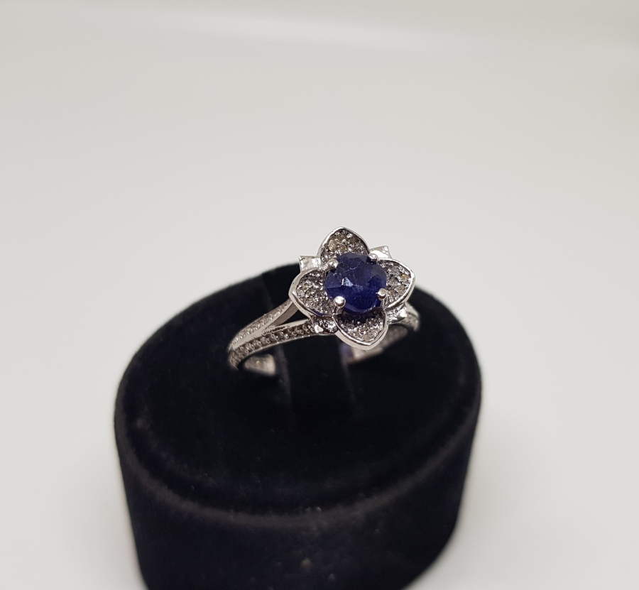 DÖRT YAPRAKLI YONCA MODEL PIRLANTA VE HAS SAFİR TAŞLI YÜZÜK