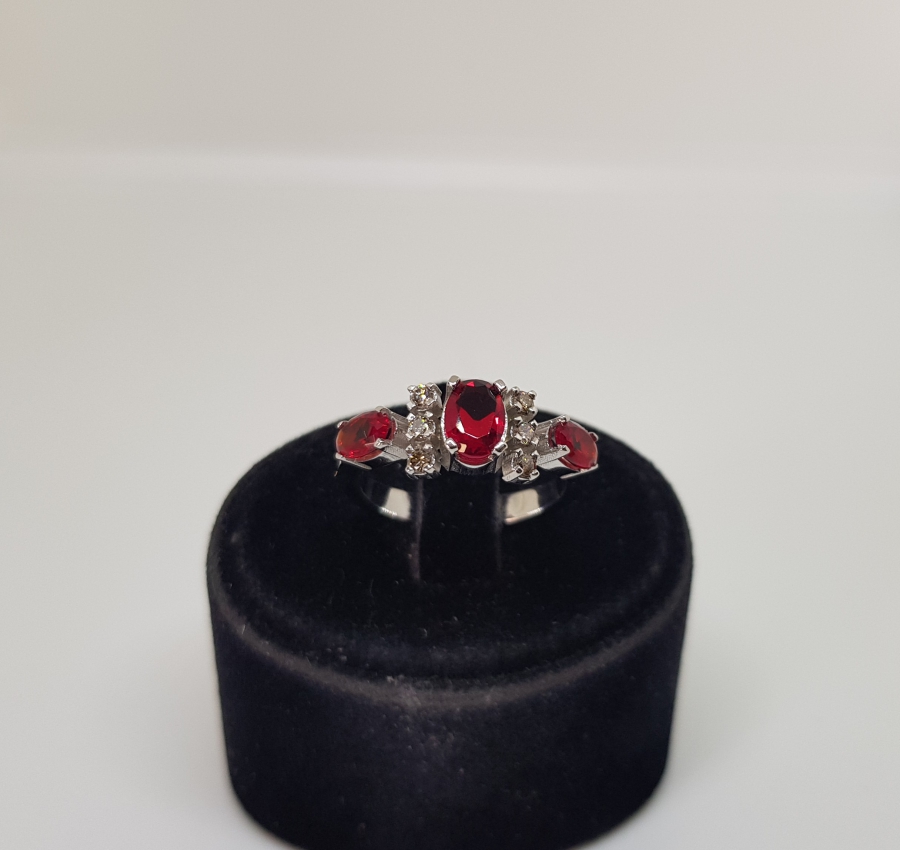 YAKUT VE PIRLANTA TAŞLI ÜÇ TAŞ MODELİ YÜZÜK