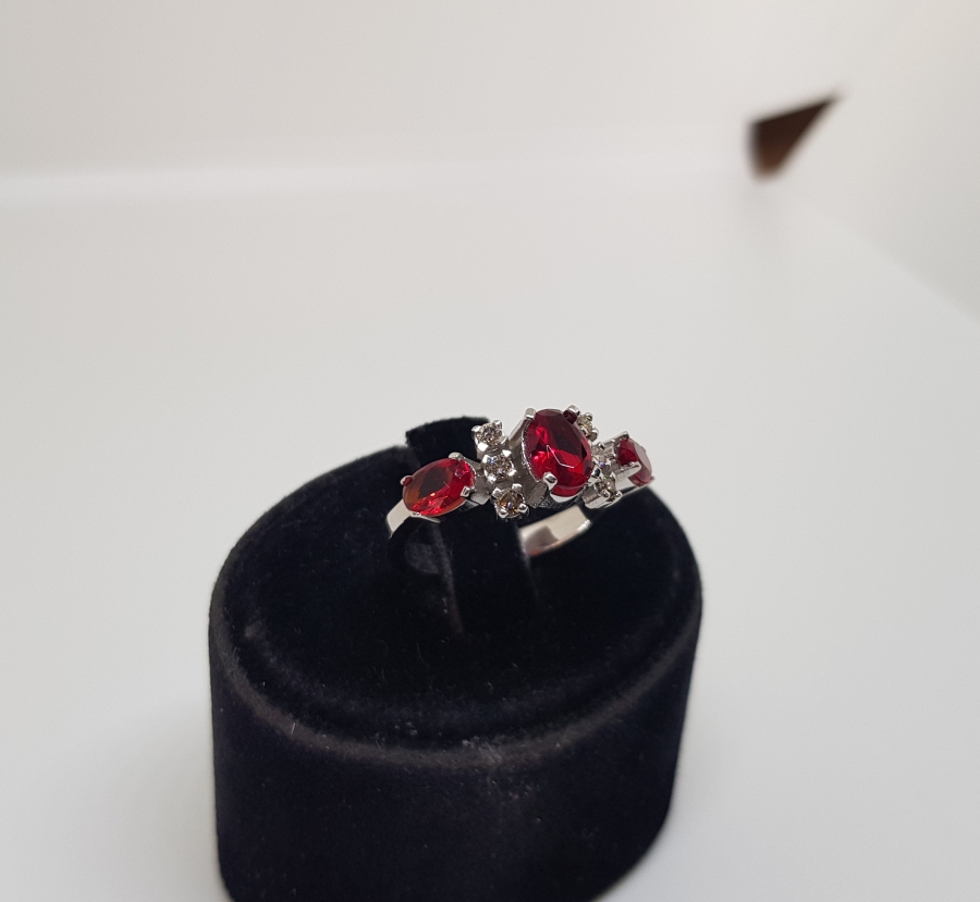 YAKUT VE PIRLANTA TAŞLI ÜÇ TAŞ MODELİ YÜZÜK