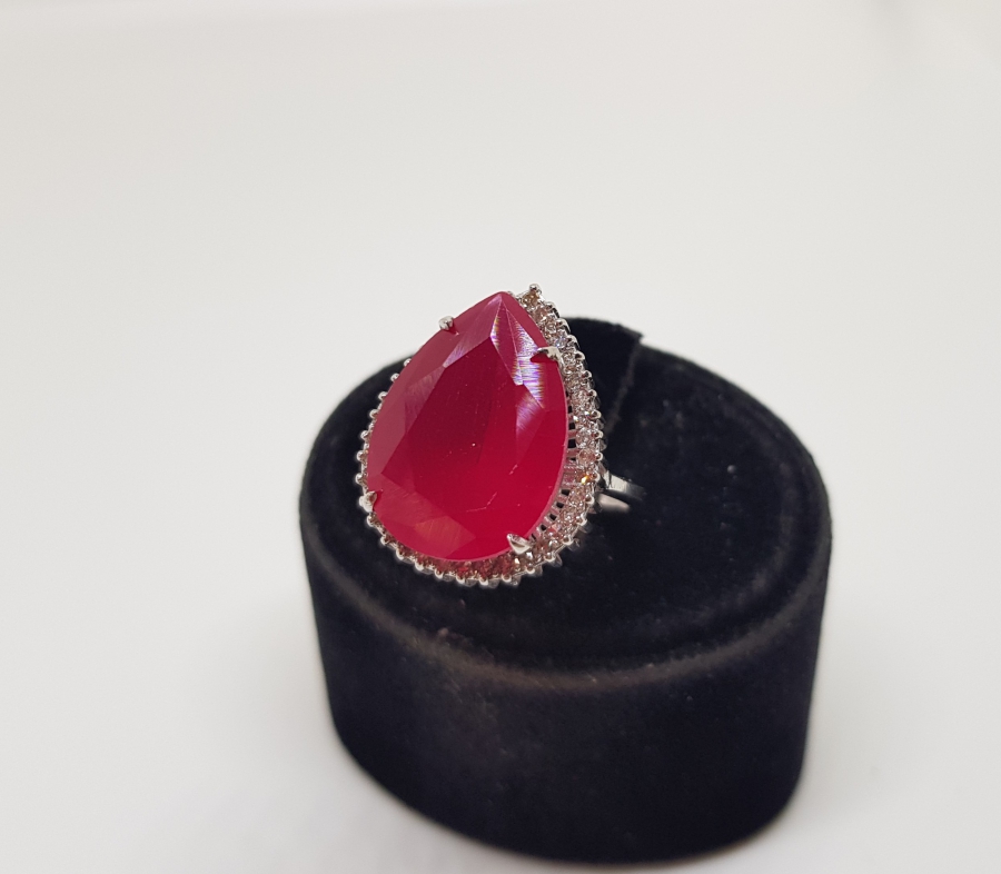 PIRLANTA VE YAKUT TAŞLI BÜYÜK DAMLA MODEL YÜZÜK