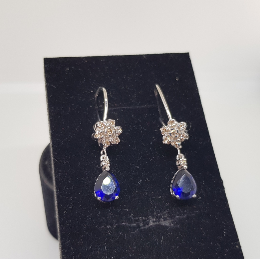 SAFİR VE PIRLANTA TAŞLI YILDIZ MODELİ KÜPE