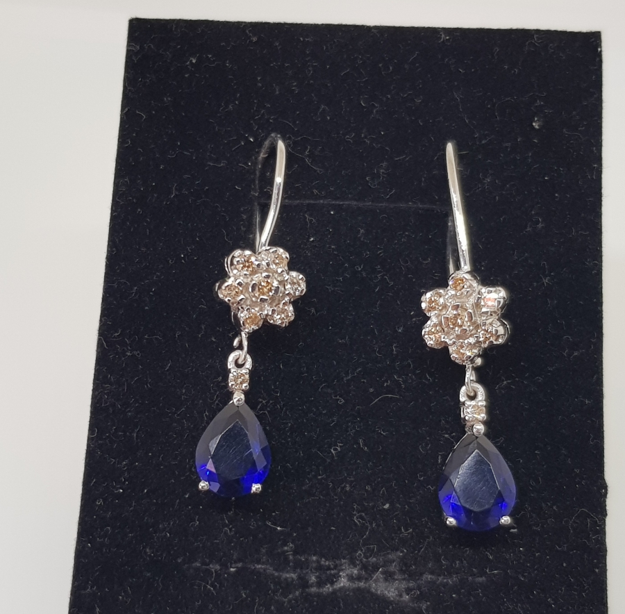 SAFİR VE PIRLANTA TAŞLI YILDIZ MODELİ KÜPE