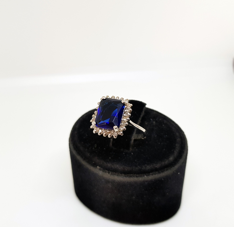 SAFİR VE PIRLANTA TAŞLI KARE MODELİ YÜZÜK