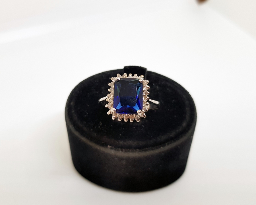 SAFİR VE PIRLANTA TAŞLI KARE MODELİ YÜZÜK