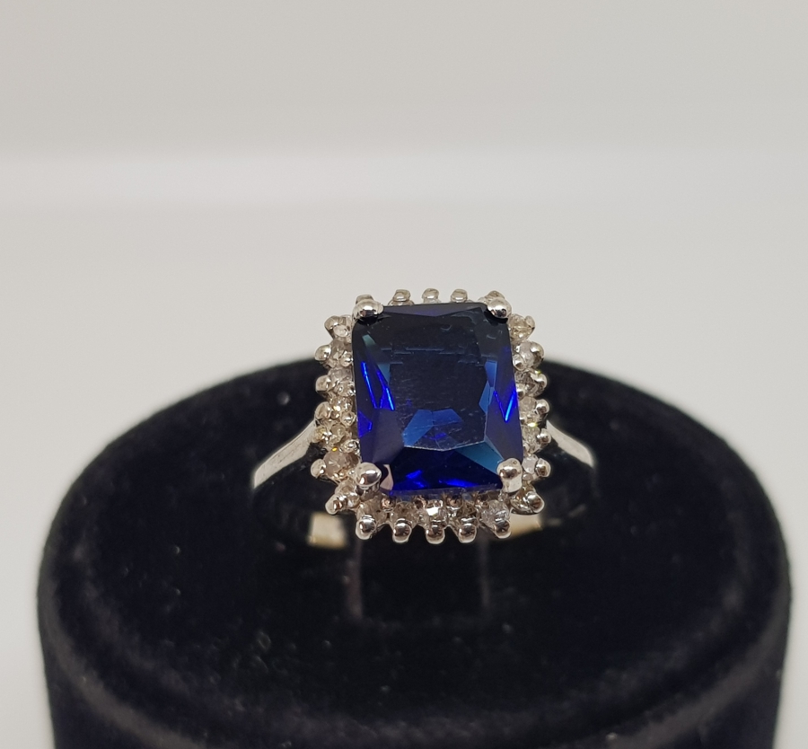 SAFİR VE PIRLANTA TAŞLI KARE MODELİ YÜZÜK