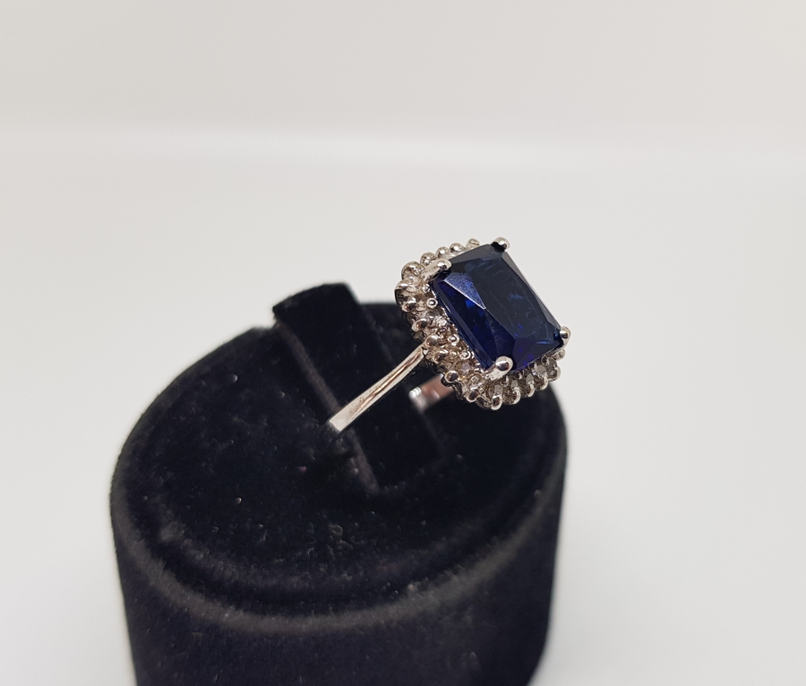 SAFİR VE PIRLANTA TAŞLI KARE MODELİ YÜZÜK