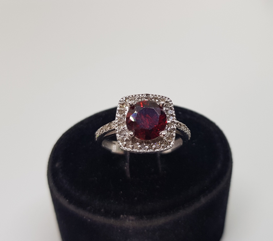 GARNET VE PIRLANTA TAŞLI KARE MODEL YÜZÜK