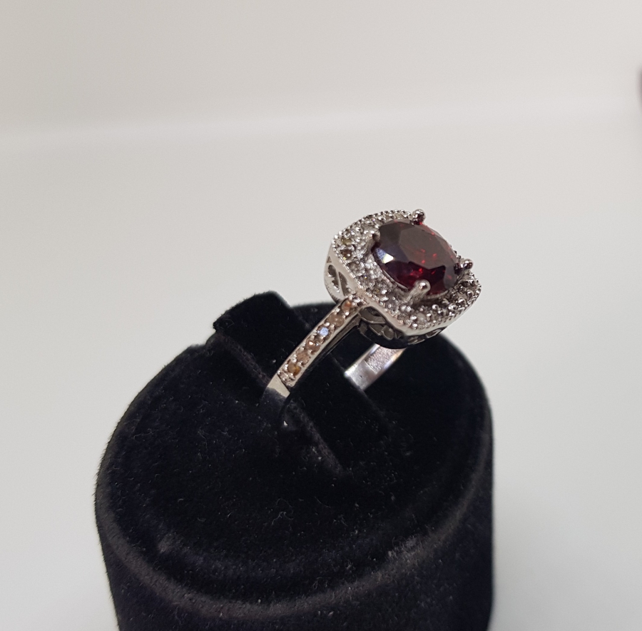 GARNET VE PIRLANTA TAŞLI KARE MODEL YÜZÜK